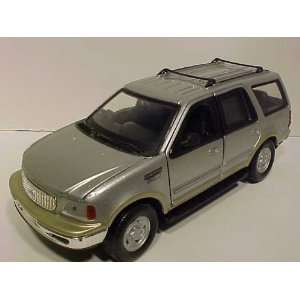  2000 FORD EXPEDITION XLT Die Cast Silver 1/24 MOTORMAX 
