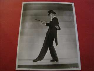 Fred Astaire in a tuxedo & top hat dancing B&W (AG7)  