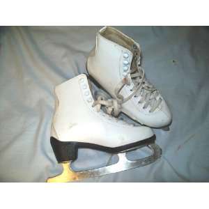  White Ice Figure Skates   size 2.0  good condition Sports 