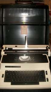   REED 8700 Classic Vintage Portable Electric Typewriter with Hard Case