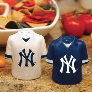  MLB New York Yankees Gameday Ceramic Salt & Pepper Shakers 