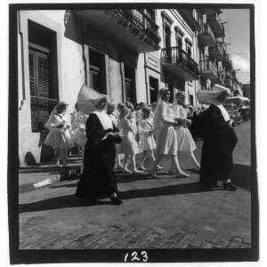  Catholic religion,Puerto Rico,1944 46,nuns in street