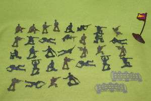 PLASTIC ARMY MEN SOLDIER 33 TOY SOLDIERS FENCE FLAG  
