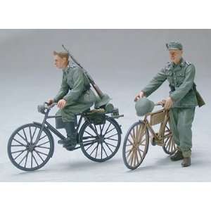    Tamiya 1/35 WWII German Soldiers on 2 Bicycles Toys & Games