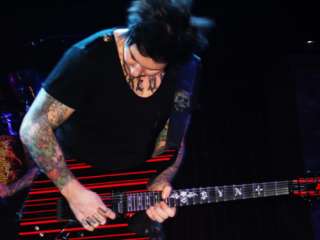   SYNYSTER GATES A7X CUSTOM BLACK RED PINSTRIPES + HARDSHELL CASE  